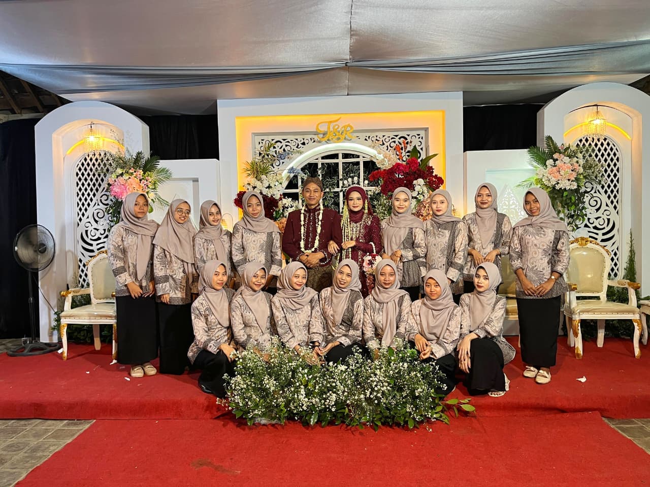 Dokumentasi kegiatan among tamu pernikahan oleh Karang Taruna Yudha Muda Kencana